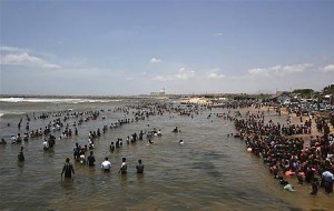 ベンガル湾で水に入りながら原発稼働に抗議する人々（２０１２年９月１３日、インド・タミルナドゥ州）