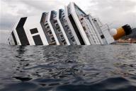 １月１６日、イタリア中部沖で大型豪華客船コスタ・コンコルディアが座礁した事故で、同国のクリニ環境相は、燃料が流出すれば環境災害を引き起こす恐れがあると警告。１５日撮影（２０１２年　ロイター/Max Rossi）