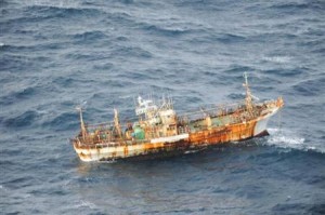３月２５日、カナダ西部沖の太平洋上で漂流しているのが見つかった船舶は、東日本大震災の津波によって青森県八戸市の港から流されたとみられることが分かった。写真はカナダ国防省提供（２０１２年　ロイター）