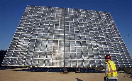 太陽光パネルを検査する作業員（２０１２年１月１７日、米カリフォルニア州ポモナ）