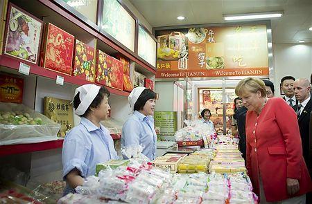 天津の食料品店を訪れたメルケル独首相（２０１２年８月３１日、中国天津）