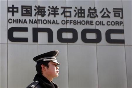 ７月２３日、中国海洋石油（ＣＮＯＯＣ）グループは、カナダのネクセンを約１５１億ドルで買収合意したと発表した。写真は北京のＣＮＯＯＣ本社前で２００８年２月撮影（２０１２年　ロイター/Claro Cortes IV）
