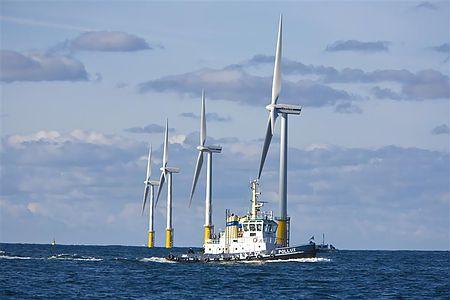 オランダの洋上風力発電装置（２００７年９月３日、オランダ・エイマイデンの沖合２３キロ）