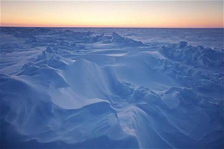 氷結したアラスカ・プルドー湾での日没風景（２０１１年３月１８日）