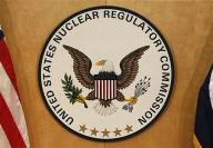 米原子力規制委員会（ＮＲＣ）本部ビルのＮＲＣの標章（２０１１年３月２１日、メリーランド州ロックビル）