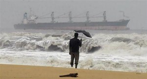 大荒れの海を眺める人（２０１１年１２月３０日、インド・タミルナドゥ州）