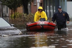 １０月３０日、米東海岸を襲ったハリケーン「サンディ」は、ニューヨーク市やニュージャージー州での被害が大きく、東部一帯で８００万世帯・事業所に停電をもたらした。写真は同州ホーボーケン市内をパトロールする救助隊員ら（２０１２年　ロイター/Eduardo Munoz）