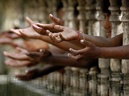 フェンス越しに手を伸ばすホームレスの子どもたち（２００６年９月２７日、インド・シリグリ）