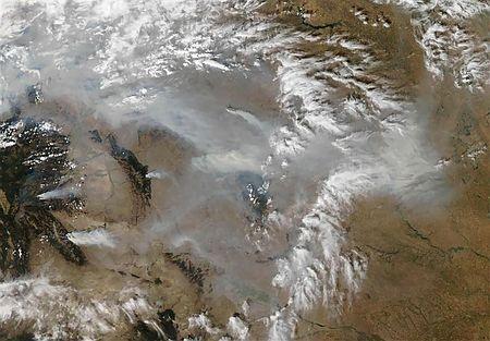 多数の山火事による煙が写る衛星写真（２０１２年９月１５日）（米航空宇宙局提供）