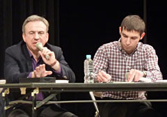 講演で、被災地のがれきを沖縄県が受け入れることに懸念を示したユーリ・バンダジェフスキー氏（左）＝１１日、那覇市民会館