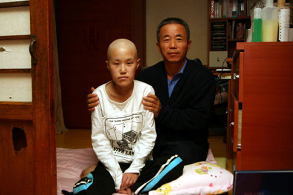故ファン・ユミ氏(左)と父親のファン・サンギ氏(右)［出処:パノルリム］