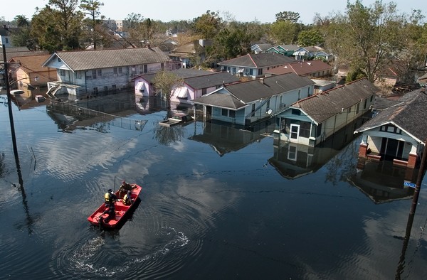 ハリケーン「カトリーナ」の通過後、生存者を探す救助隊員（アメリカ、ルイジアナ州ニューオーリンズ）。