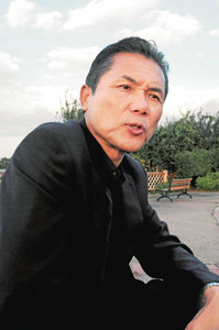 「秘密保護法は公益通報者の足かせになる」と話す仙波さん＝鹿児島県阿久根市で（早川由紀美撮影）