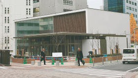 シックな外観が特徴の本町変電所。正面のガラスで覆われた建物が地域のイベントなどに貸し出される