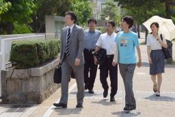 ２１日に実施された参院選の「１票の格差」をめぐる提訴のため、広島高裁に入る弁護士グループ＝２２日午前１０時３０分