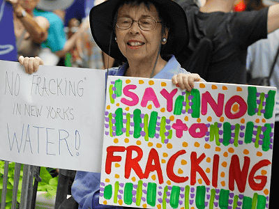シェールガス開発の水圧破砕法使用に反対する米国の集会