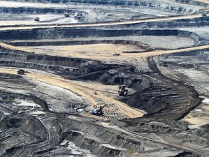 カナダ西部アルバータ州にあるオイルサンド（Oil sand）油田（2012年5月8日撮影）。(c)ecool.jp/ROBERTJOHNSON