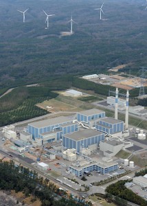 北陸電力志賀原発。手前が１号機、奥が２号機＝石川県志賀町で
