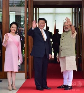 インド訪問でモディ首相と歓談する習金平中国国家主席