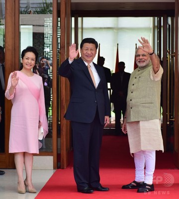 インド訪問でモディ首相と歓談する習金平中国国家主席