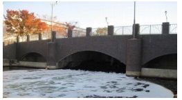 図1　小水力発電を実施する「横十間川親水公園」の水門橋。出典：江東区役所