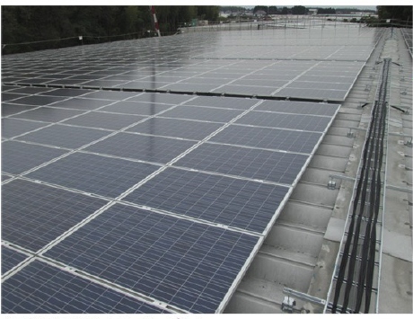 図　屋根に設置した太陽電池モジュール。出典：自然電力