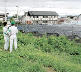 太陽光発電施設の設置状況と地目を確認する岩手県内の農業委員。くぼ地にあるなどして調査しきれない施設もある
