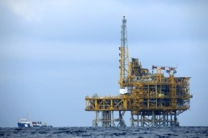 スペイン・バレンシア（Valencia）州アルカナル（Alcanar）沖合に建設されたガス貯蔵施設のプラットフォーム（2013年10月2日撮影