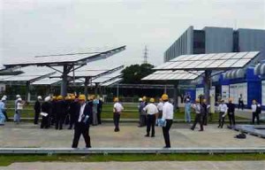 住友電気工業が公開した高効率太陽光発電システム＝２４日、横浜市栄区