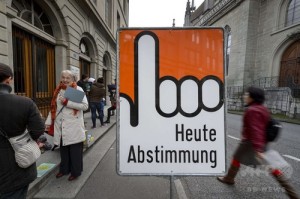 スイスの古都フリブールに設置された「今日は投票日(ドイツ語）」と書かれた看板