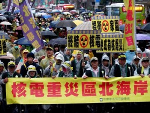 雨の中、反原発を訴えデモ行進する参加者たち＝台北市内で２０１４年３月８日、鈴木玲子撮影