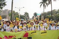 １４日午後、台北市内で行われた反原発デモ