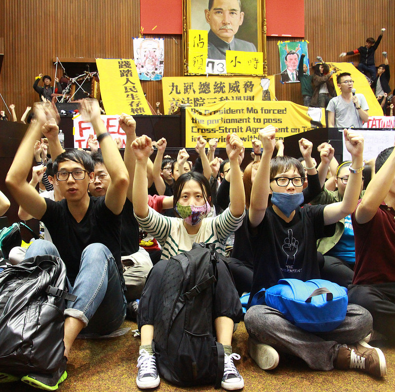 国会に座り込む学生・青年たち　　「加油、台湾！」