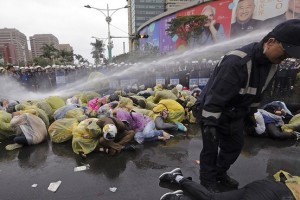 警察の放水を受ける反原発デモ隊（28日、台北）