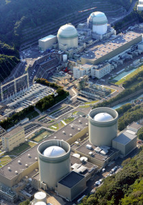 高浜原発の（手前から）１、２、３、４号機＝福井県高浜町で２０１２年１０月