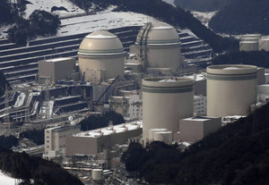 関電高浜原発の（手前左から）１号、２号、（後方左から）３号、４号機＝福井県高浜町で、本社ヘリ「まなづる」から