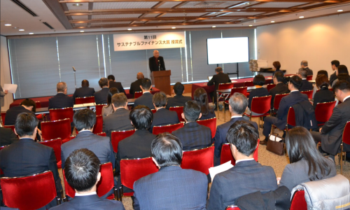 授賞式で基調講演を行う玉木氏