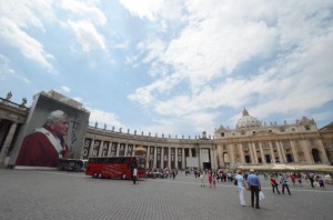バチカン。左側の肖像写真は、ローマ法王・ベネディクトゥス16世＝昨年6月、写真：筆者撮影＝