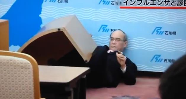 記者会見中に意識不明となり、椅子ごと倒れた谷本石川県知事（1月6日）