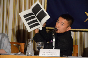 山本太郎議員。「ベトナムへの原発輸出の件で（政府に）資料を請求したら（ご覧のように）黒塗り。もう秘密保全できている」。海外メディアのフラッシュが光った。＝14日、日本外国特派員協会　写真：筆者＝