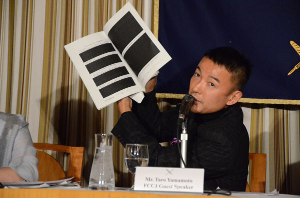 山本太郎議員。「ベトナムへの原発輸出の件で（政府に）資料を請求したら（ご覧のように）黒塗り。もう秘密保全できている」。海外メディアのフラッシュが光った。＝14日、日本外国特派員協会　写真：筆者＝