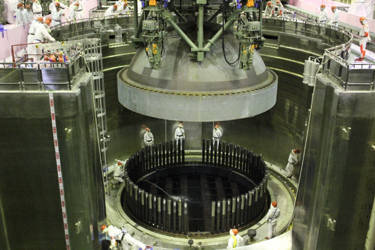 福島第二原子力発電所の整備をする東電社員