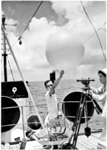 気球を上げて気象観測する俊鶻丸乗組員＝第１次調査