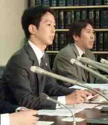 最高検に国の原子力委委員長らの告発状を提出し、会見する望月賢司弁護士（左）ら＝１８日午後、東京・霞が関の司法記者クラブ