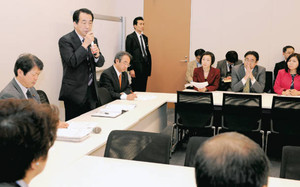 脱原発・ロードマップを考える会の準備会合であいさつする菅前首相（左中央）＝２８日、東京・永田町の衆院第２議員会館で