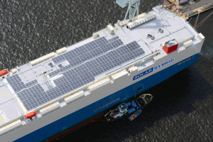 太陽光発電パネルを設置した運搬船＝２５日午前、神戸市で
