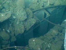 東京電力福島第１原発３号機の使用済み燃料プール内で撮影された燃料ラック（右上）とがれき＝１２日（東京電力提供）