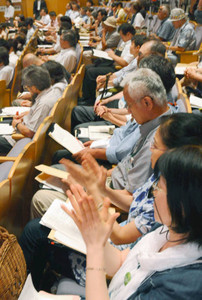 エネルギー環境政策に関する意見聴取会で、発言者の意見に賛同し拍手する参加者＝１日午後、福島市で