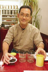 受賞した茶葉を手にする中峰剛さん＝さいたま市浦和区で