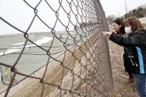 ウエストレイクごみ廃棄場を見る地元住民グループの2人（3月5日） Sarah Conard for The Wall Street Journal